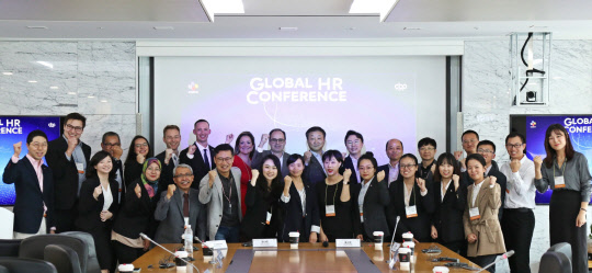 'CJ제일제당 Global HR Conference'에 참석한 세계 각 국의 인사 담당자들이 신현재 대표(윗줄 오른쪽에서 여덟번째)와 함께 화이팅을 외치고 있다. <CJ제일제당 제공>